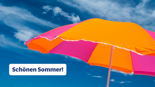 Sonnenschirm vor blauem Himmel mit Text "Schönen Sommer"